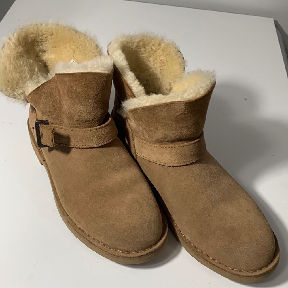 UGG Aubrielle lightly used, size 8, good condition, make an offer!
